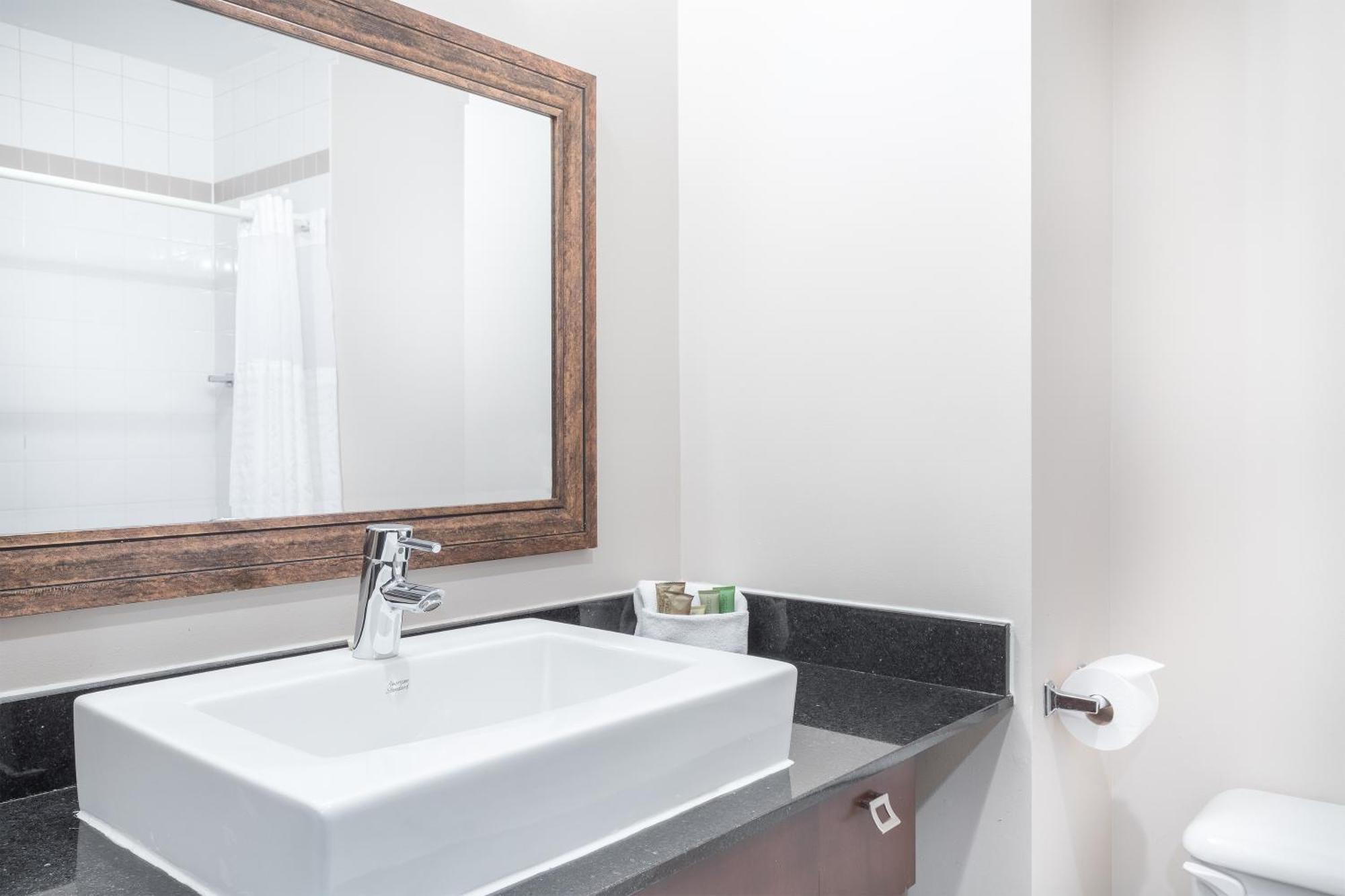 Hotel Ambassadeur Et Suites Квебек Екстериор снимка